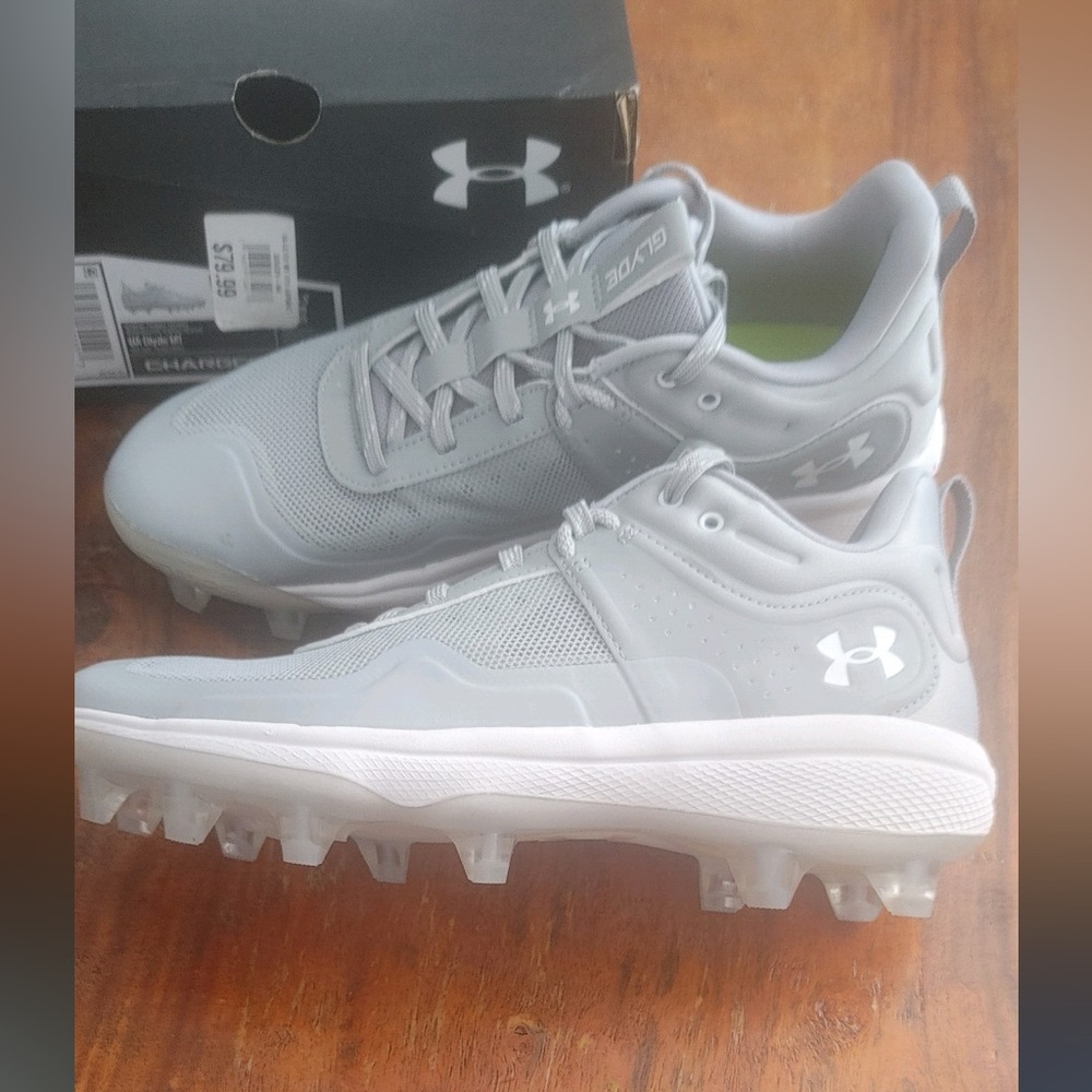 Under armor Glyde MT
Women's Softball Cleats